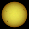 Osservata dall'emisfero settentrionale del nostro pianeta, il verso di rotazione del Sole appare antiorario: le macchie, infatti, sembrano muoversi da sinistra a destra lungo la superficie del Sole